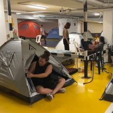 Un parking aménagé en abri dans le centre de Tel-Aviv. 
