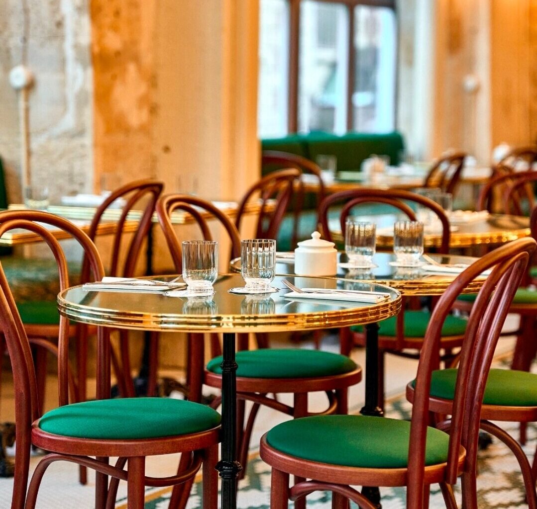 le restaurant de ce pâtissier star, idéalement placé, est un petit bijou au coeur de la capitale