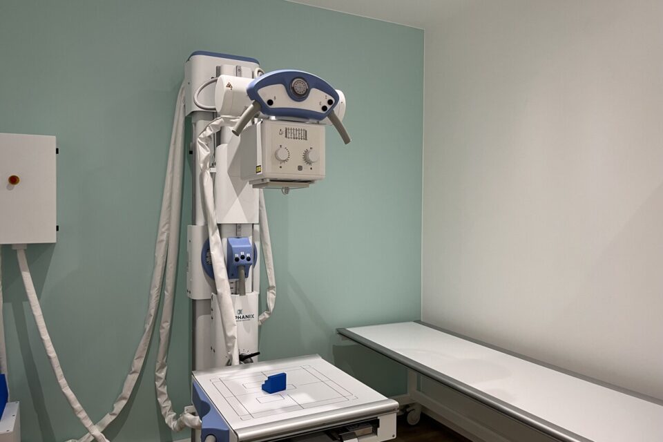Le centre dispose d’un appareil de radiologie sur place.