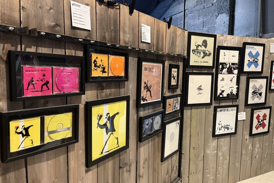 Sérigraphies, vinyles et CD rappellent les collaborations de Banksy avec le monde de la musique.