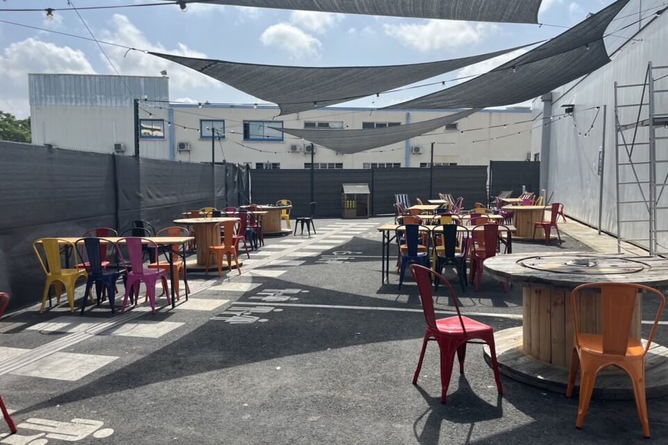 La guinguette extérieure s’installe sur l’ancien parking, transformé en terrasse conviviale.