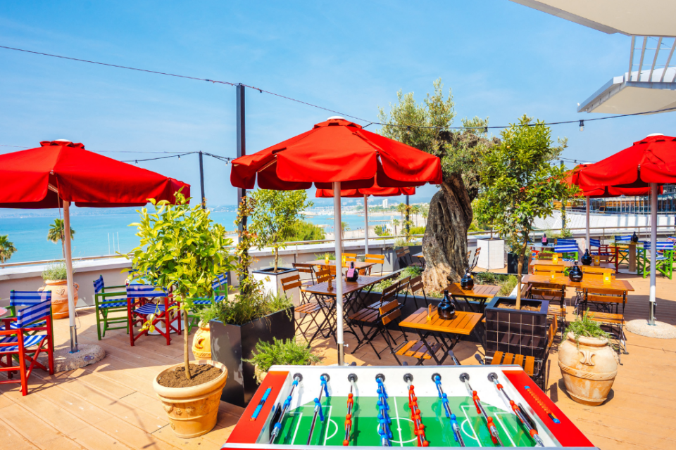 La terrasse de 180 m2 offre une sublime vue mer.