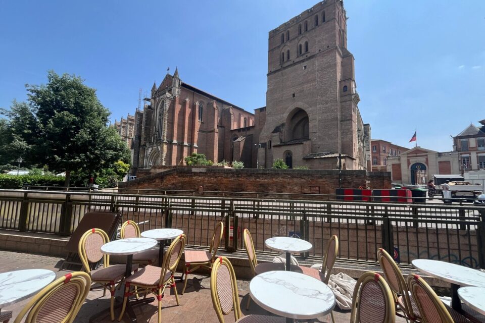 Une quarantaine de places en terrasse offrent un joli cadre pour déjeuner ou dîner.