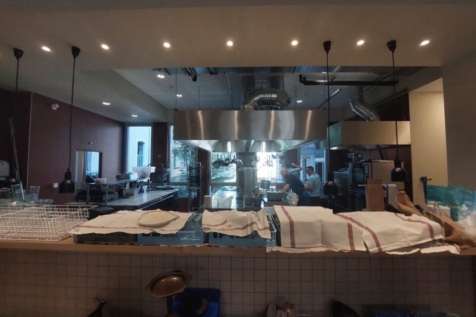 La cuisine ouverte du restaurant Origines presque prête à accueillir ses clients.