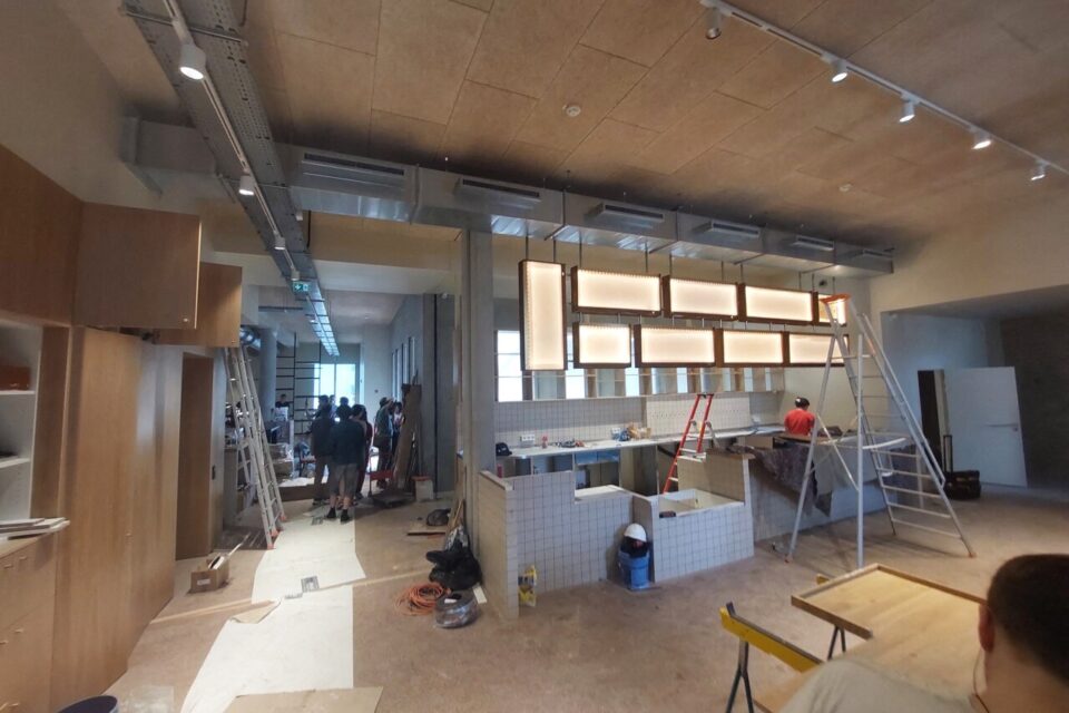 Vue depuis l'entrée des nouveaux locaux de The Roof-Origines. À droite l'espace accueil et coffee shop et à droite la salle de restaurant.
