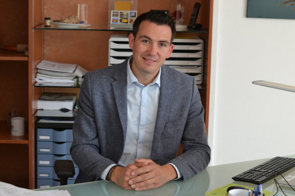 Tom Delahaye, maire de Canteleu, dans son bureau, jeudi 5 juin 2025. 