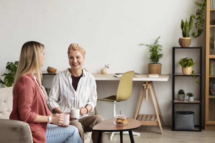 traitement cancer médecine intégrative lyon centre Ma Santé Une femme atteinte d'un cancer qui vient passer un moment au Centre Ressource Lyon
