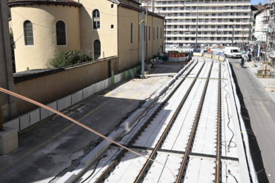 Le tramway T6 en cours d'aménagement vers la place Grandclément.