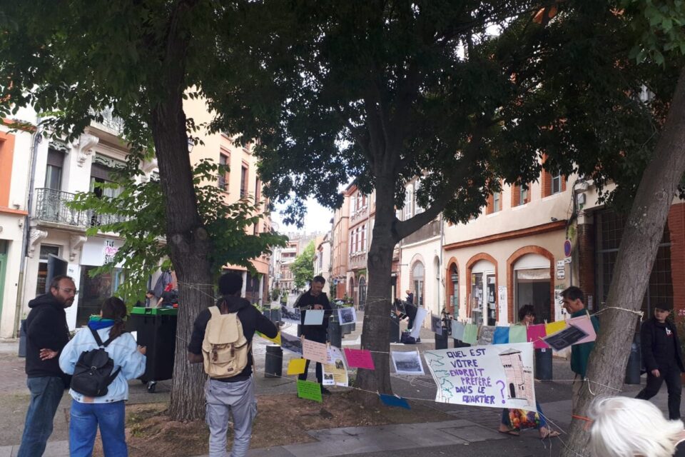 Pour faciliter le contact lors de la première rencontre avec les habitants, l'associations Un oeil sur ma ville lance un atelier porteur de paroles pour afficher les souvenirs racontés.