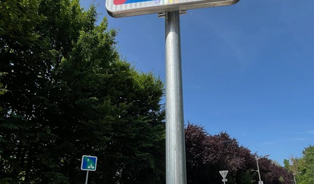Un papier posé par la municipalité déjà « taguée » par des habitants. Photo Valérie Walch