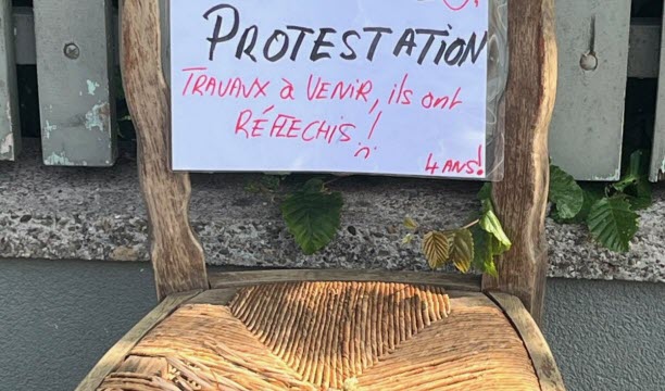 Une chaise installée en guise de protestation.   Photo Valerie Walch