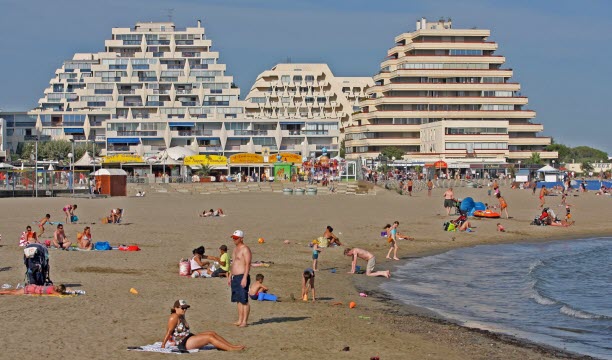 Une des plages de la Grande Motte, avec en toile de fond, les immeubles typiques en forme de pyramides. Photo d'archives Progrès