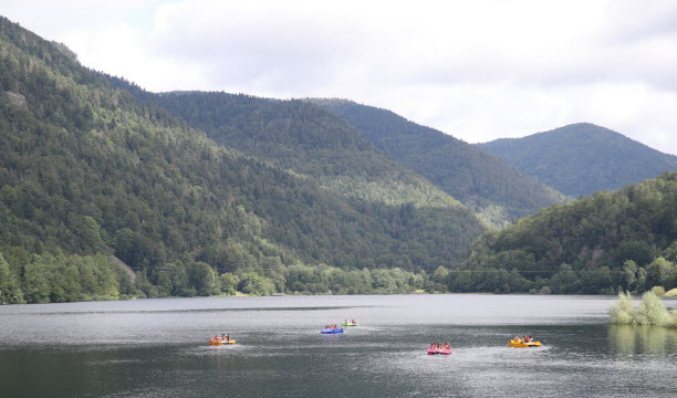 Une fois arrivé au lac de Kruth, on peut se baigner ou faire du pédalo. Photo archives Vincent Voegtlin