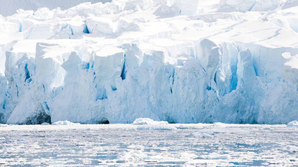 Masse de glace fracturée en Antarctique, vue rapprochée de la banquise se désagrégeant au contact de l’océan