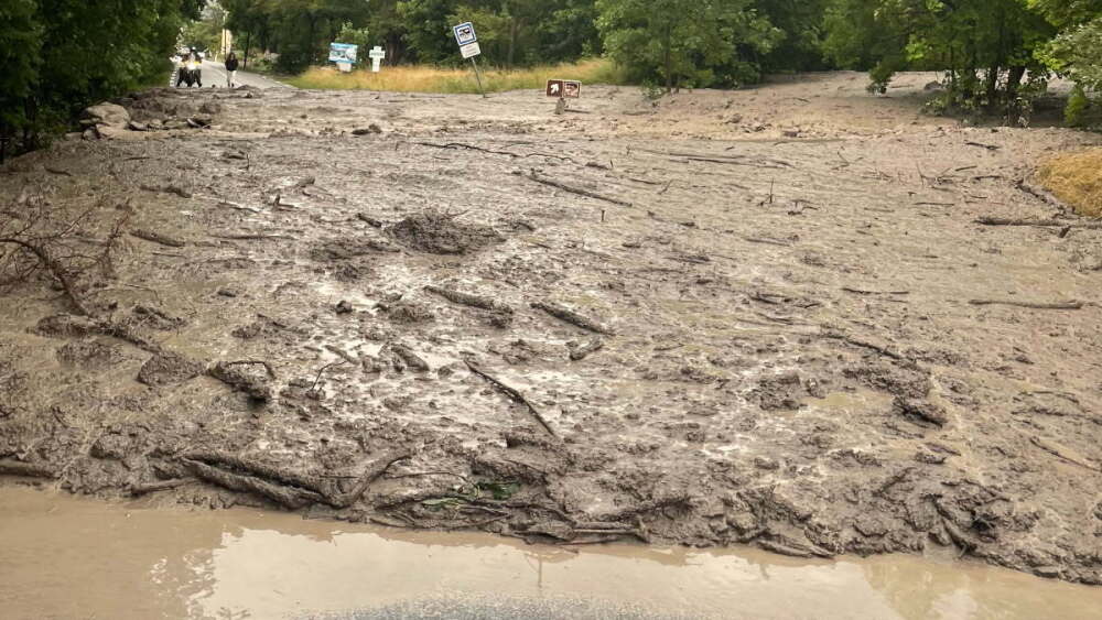 Une coulée de boue bloque la circulation routière sur l'axe principal de la vallée de l'Ubaye
