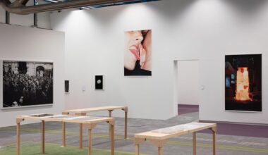 Montage de l’exposition, mai 2025. Les morceaux de l’ancienne moquette violette sont réapparus lorsque les meubles ont été enlevés.