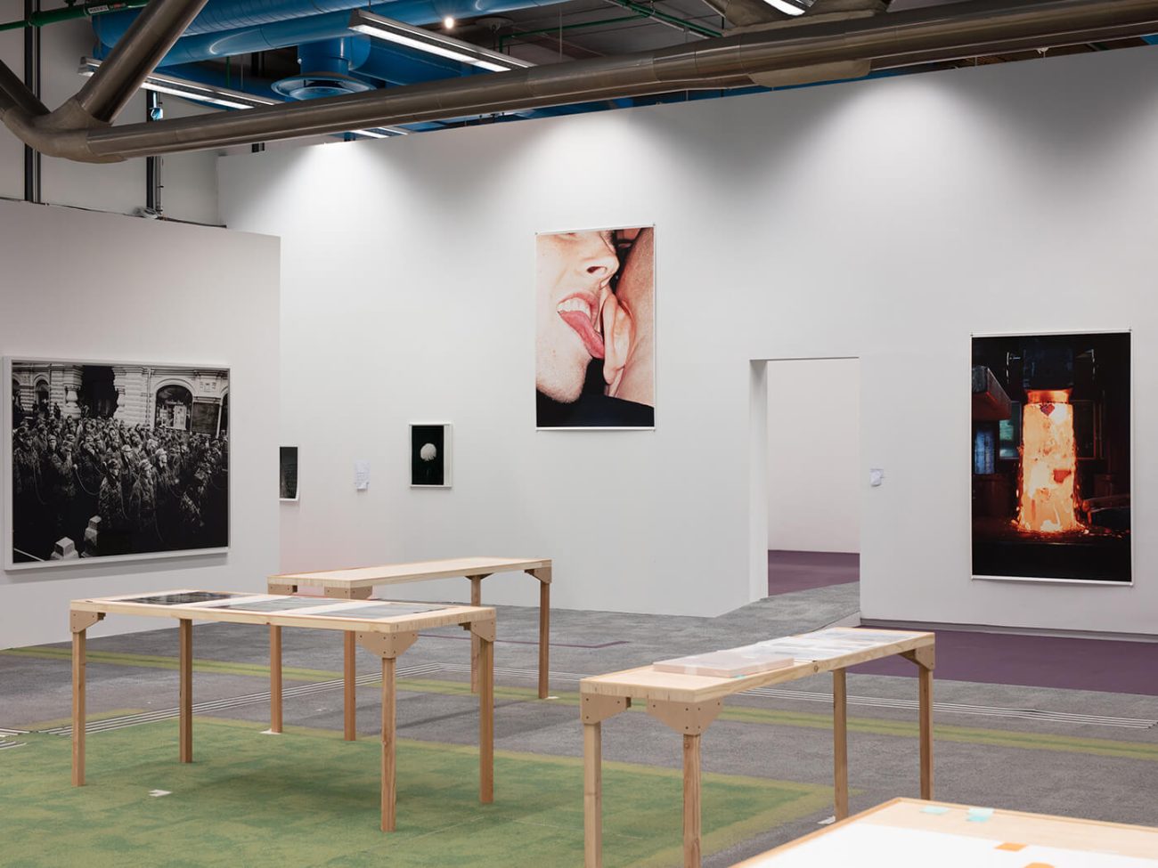 Montage de l’exposition, mai 2025. Les morceaux de l’ancienne moquette violette sont réapparus lorsque les meubles ont été enlevés.