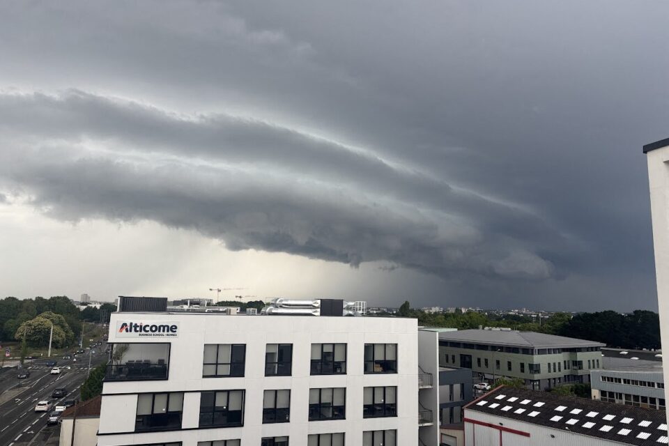 Un nuage arcus photgraphié dans le ciel à Rennes, le 13 juin 2026