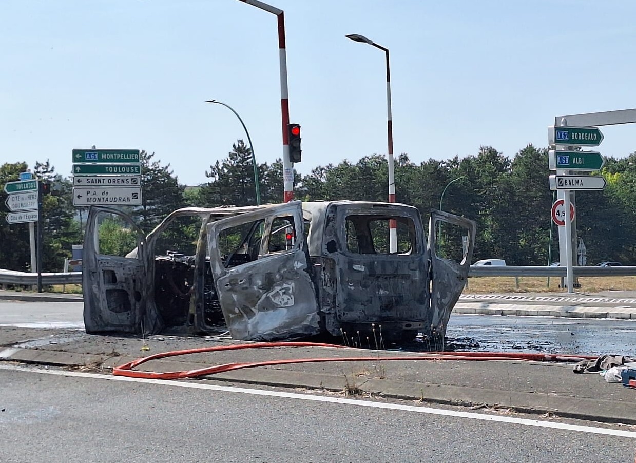 A deux pas du périphérique de Toulouse, un fourgon en feu engendre des bouchons
