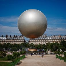 La vasque olympiques des Jeux de Paris 2024 dans le jardin des Tuileries.