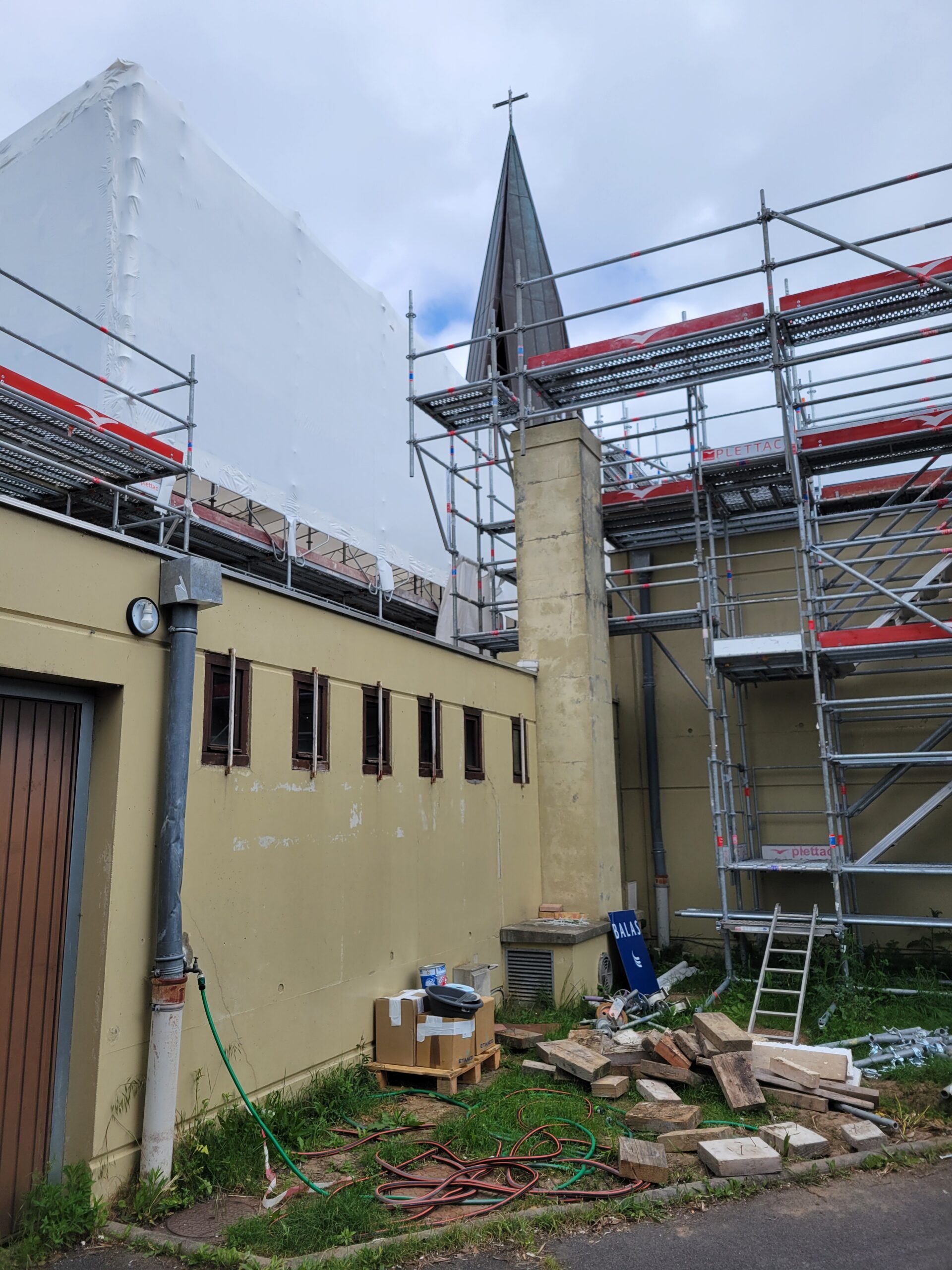 L'église Sainte-Claire de Vauréal en plein travaux