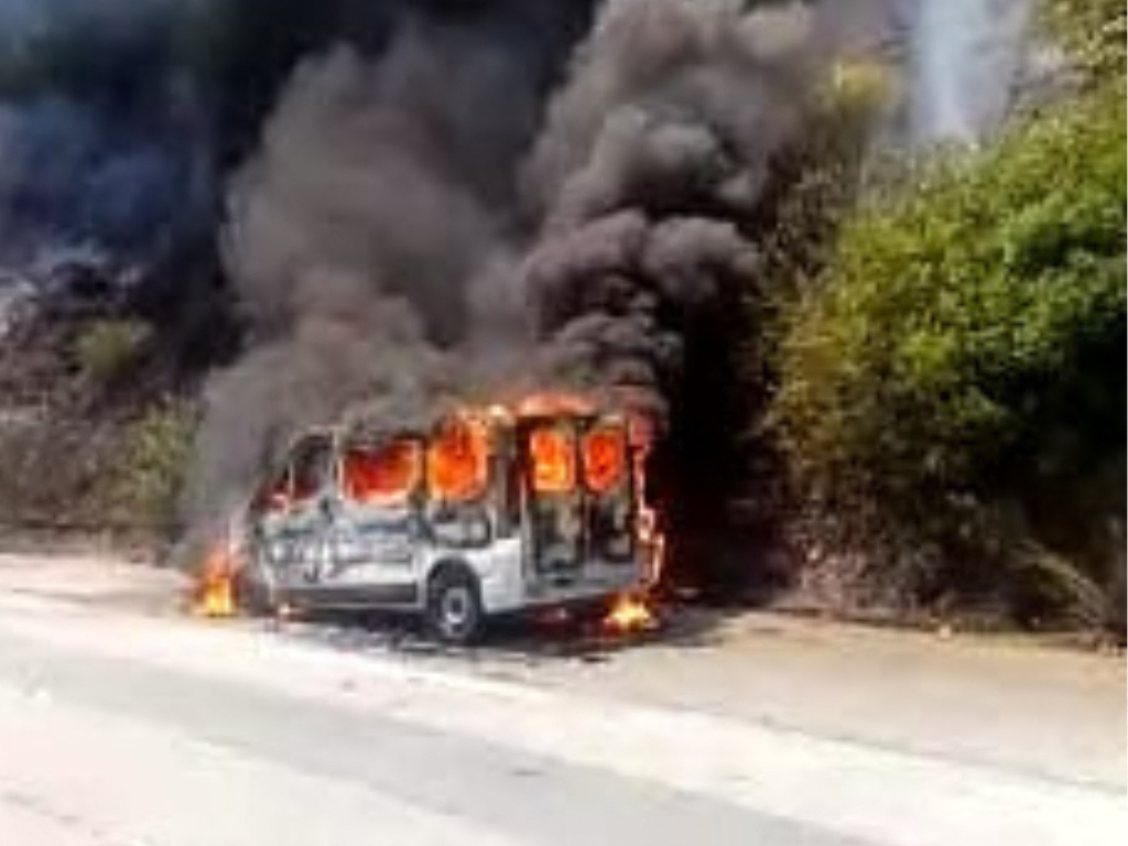 Près de Nice. Un feu de véhicule se propage à la végétation, des canadairs déployés