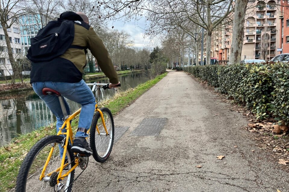Cette piste cyclable visera à ne plus emprunter la voie réservée aux piétons le long du canal du Midi.