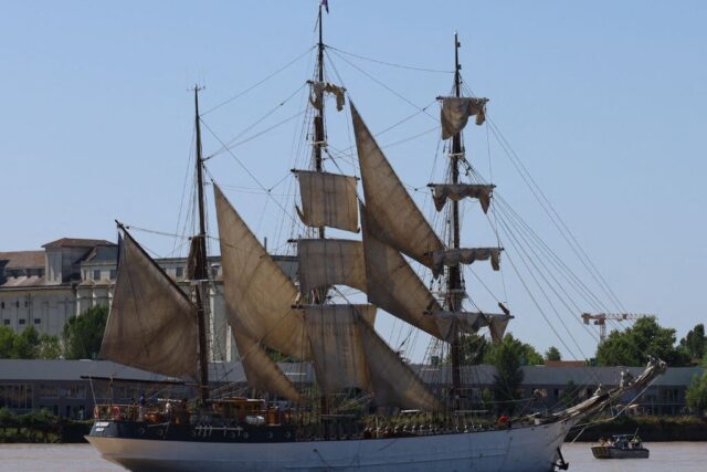 Le Français est un grand voilier de type trois-mâts barque. Il est arrivé pour Bordeaux fête le vin 2025.  (© actu Bordeaux / Juliette Cardinale)