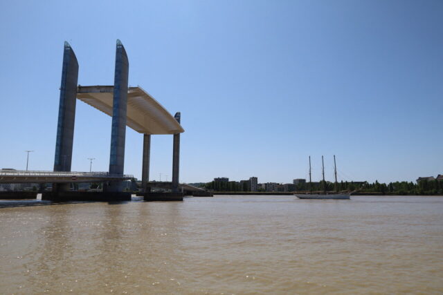 Le tablier du pont Chaban-Delmas a été levé pour laisser entrer les trois voiliers dans le port de Bordeaux. (© actu Bordeaux / Juliette Cardinale)