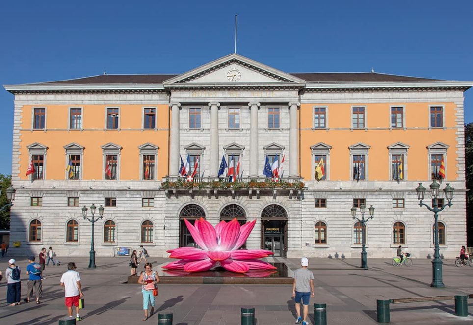 Choi Jeong Hwa, « Breathing Lotus Flower » devant l’hôtel de ville d’Annecy