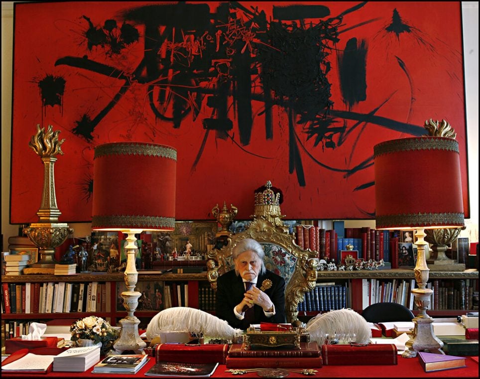 Georges Mathieu chez lui en 2007, dans son bureau qu’il nomme la « chancellerie », devant son tableau Hommage au maréchal de Turenne (1952).