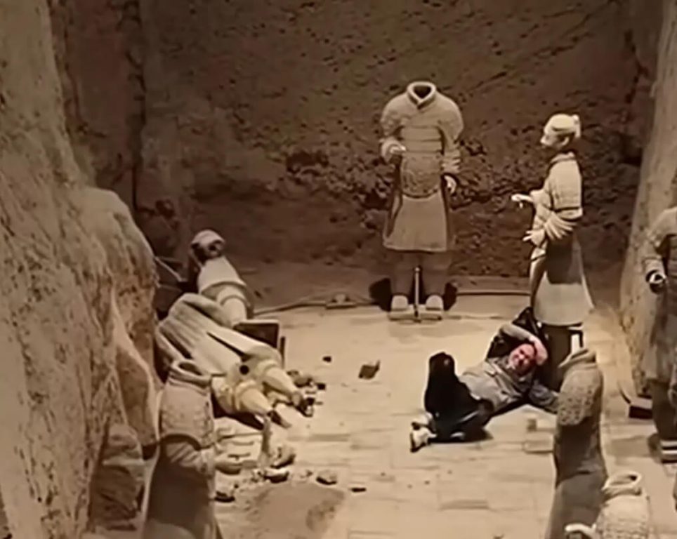 Un homme a détruit des statues de l’armée en terre cuite