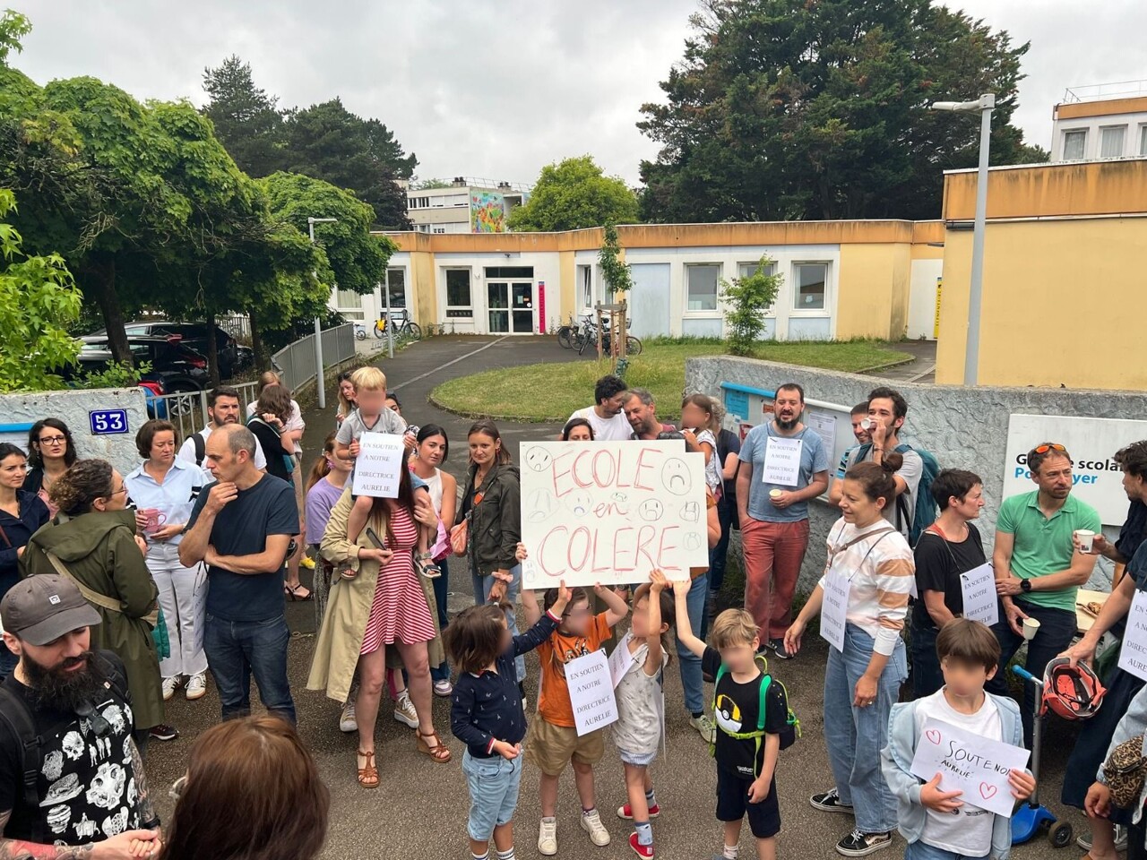 la directrice de l'école a été écartée