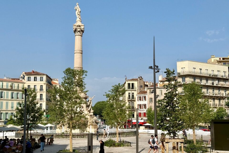 Des arbres, donnant de la fraîcheur et de la vie, trônent sur la place Castellane.