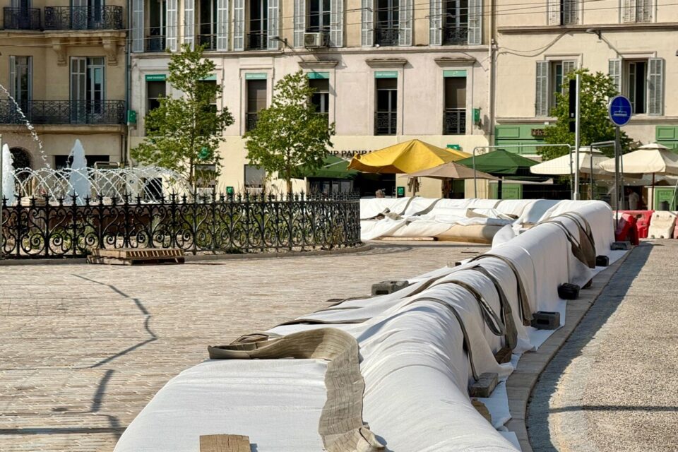 Fortement dégradé au mois de mai, le banc de la place Castellane est encore protégé à deux jours de l'inauguration.