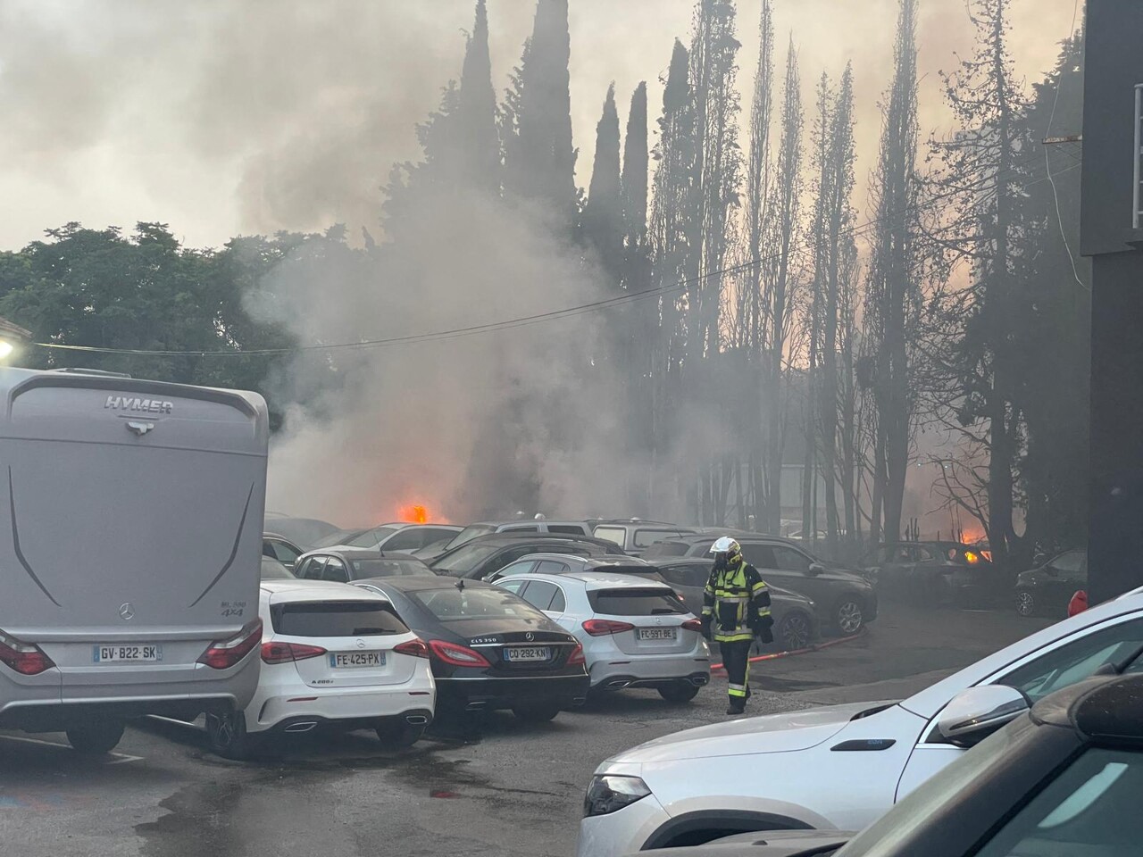 une "explosion" entendue et une vingtaine de véhicules brûlés