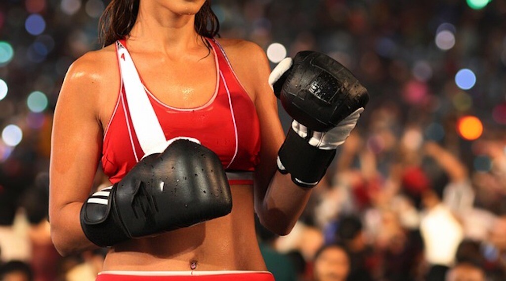 un couteau sous la gorge, pratiquant la boxe, elle met en fuite celui qui voulait la violer