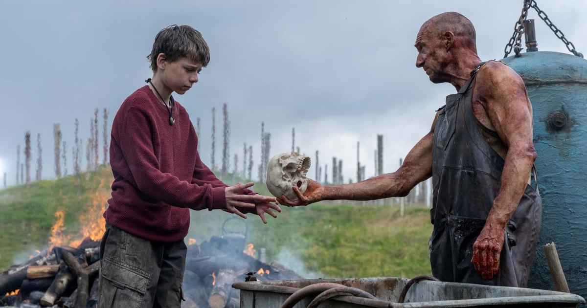 "28 ans plus tard", un film sauvage, sanglant et étonnamment émouvant signé Danny Boyle - rts.ch