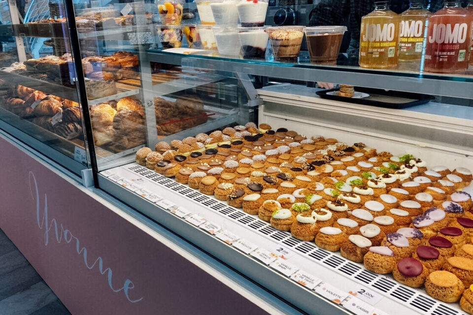 Face à l'énorme rémunération du gérant des boulangeries-pâtisseries Yvonne de Rouen, des salariés s'indignent et pointent du doigt sa mauvaise gestion.