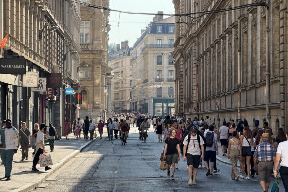 La rue Joseph Serlin désormais piétonne à côté de l'hôtel de ville de Lyon.