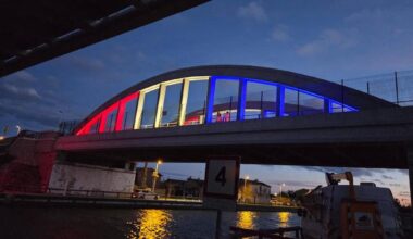 le pont de Grau illuminé en bleu, blanc, rouge