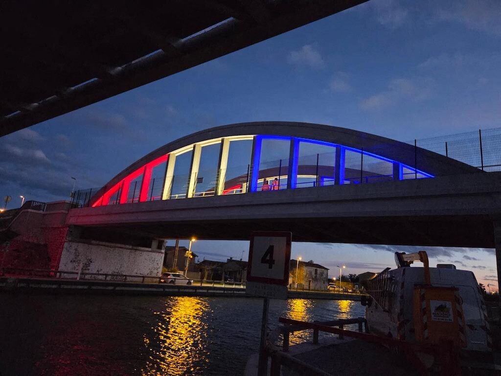 le pont de Grau illuminé en bleu, blanc, rouge