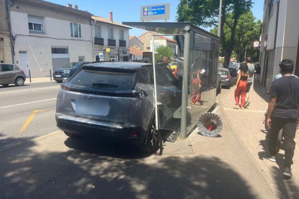 La position insolite de cette voiture dans l'abribus 