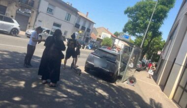 un automobiliste gare une voiture-ventouse dans un abribus et... disparaît !