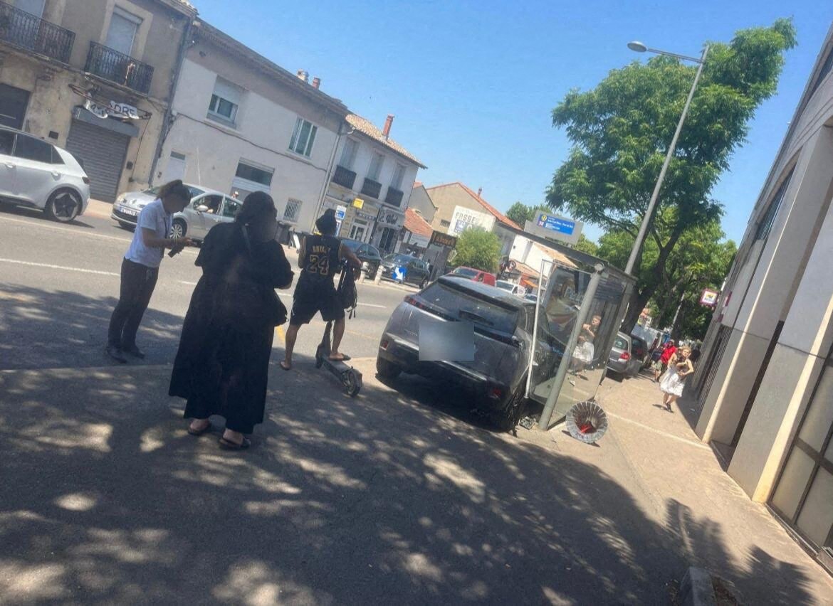 un automobiliste gare une voiture-ventouse dans un abribus et... disparaît !