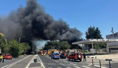 de nombreuses voitures sont en feu sur le parking d'une concession automobile