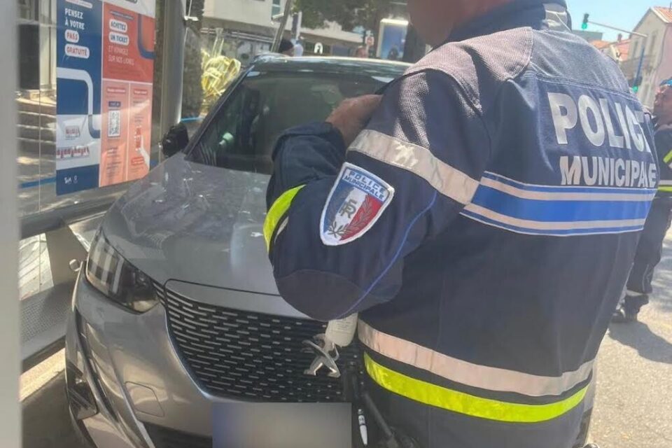 La police municipale a placé la voiture ventouse à la fourrière 