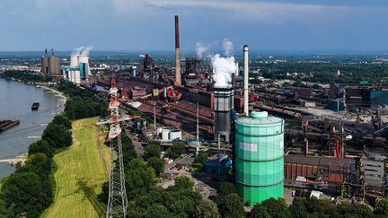Une vue aérienne du site d'aciérie HKM, à Duisburg, en Allemagne. (INA FASSBENDER / AFP)
