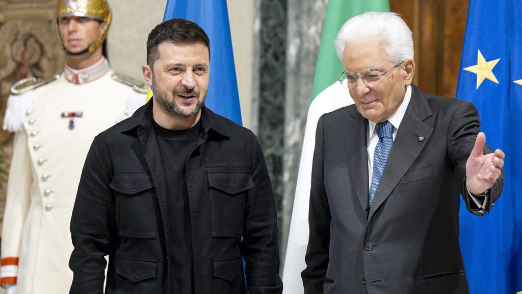 Cette photo diffusée par le service de presse du Quirinal montre le président italien Sergio Mattarella (à droite) saluant le président ukrainien Volodymyr Zelenskyy (à gauche) au palais du Quirinal, à Rome, le 9 juillet 2025, à la veille de la conférence sur le redressement de l'Ukraine.