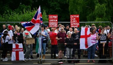des manifestations devant les hôtels réquisitionnés